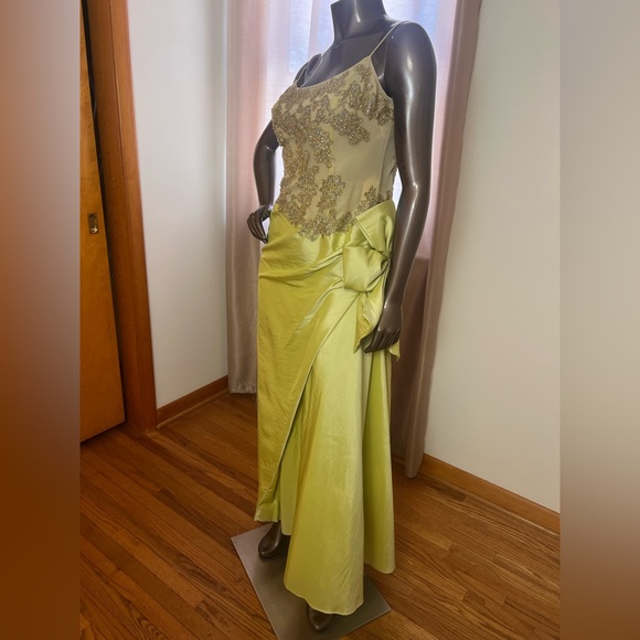 Elegant Green Evening Gown with nude Embellished Bodice. - Picture 2 of 8